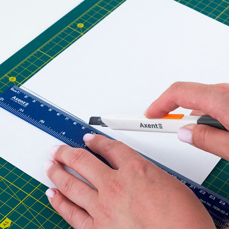 Ніж канцелярський 9 мм Axent 6607-A мет.направляючі